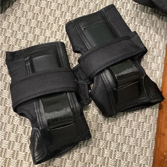 Knee Pads Elbow Pads Wrist Guards 3 in 1 Protective Gear - Picture 4 of 10